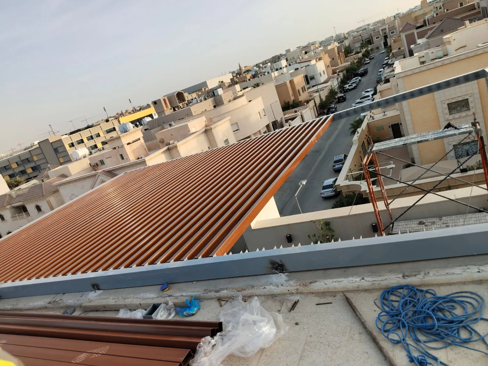 تركيب مظلات خشبية وحديدية متحركة في حي العليا 