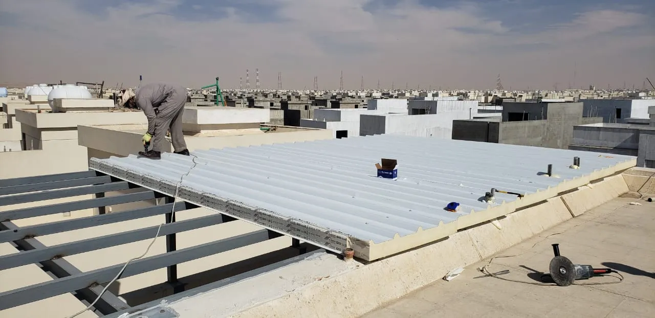 تركيب مظلات من الساندويتش بانل في شمال الرياض
