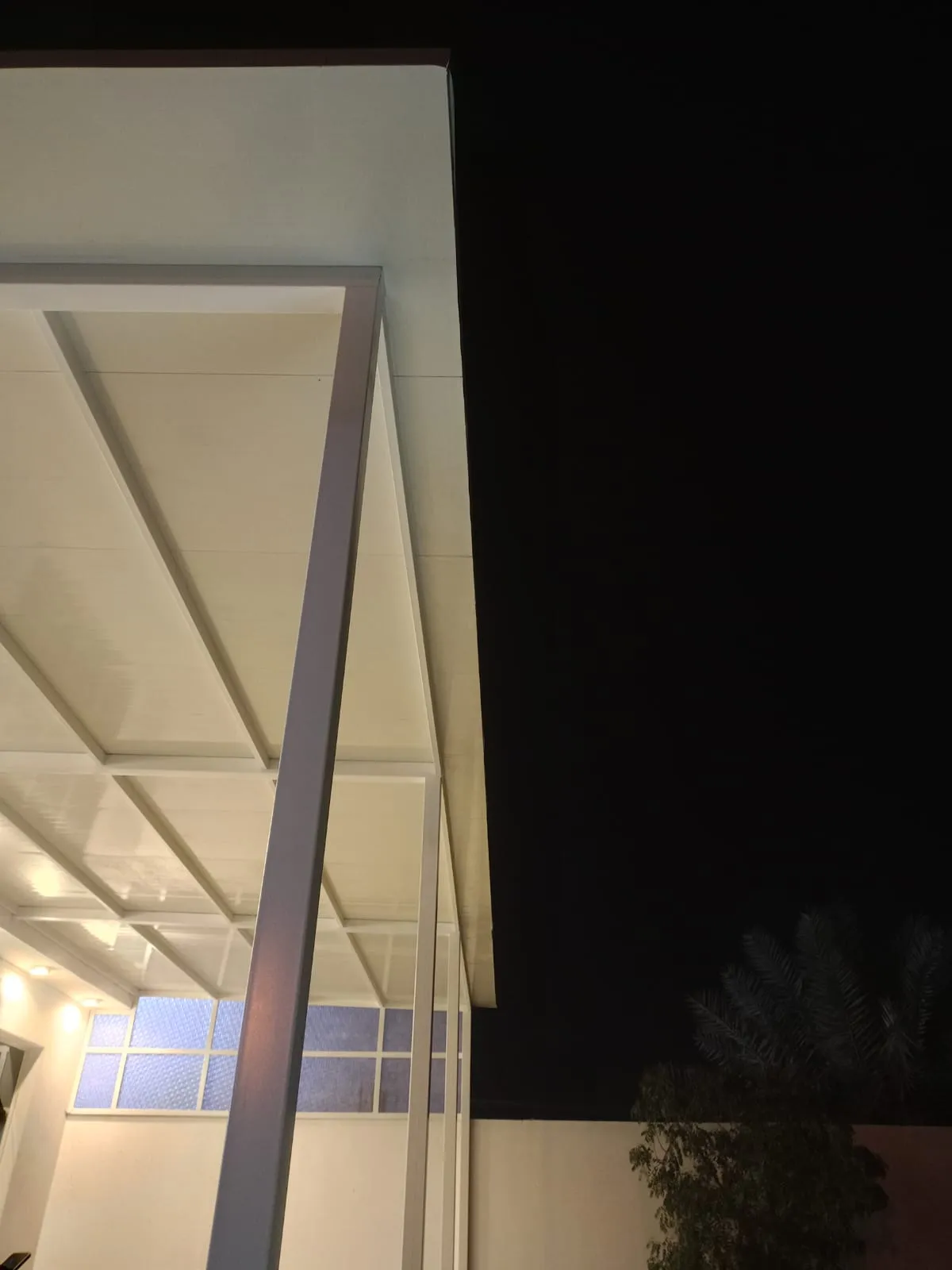 تركيب مظلات من الساندويتش بانل في شمال الرياض