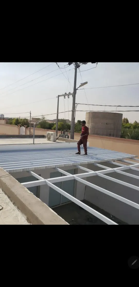 تركيب مظلات من الساندويتش بانل في شمال الرياض