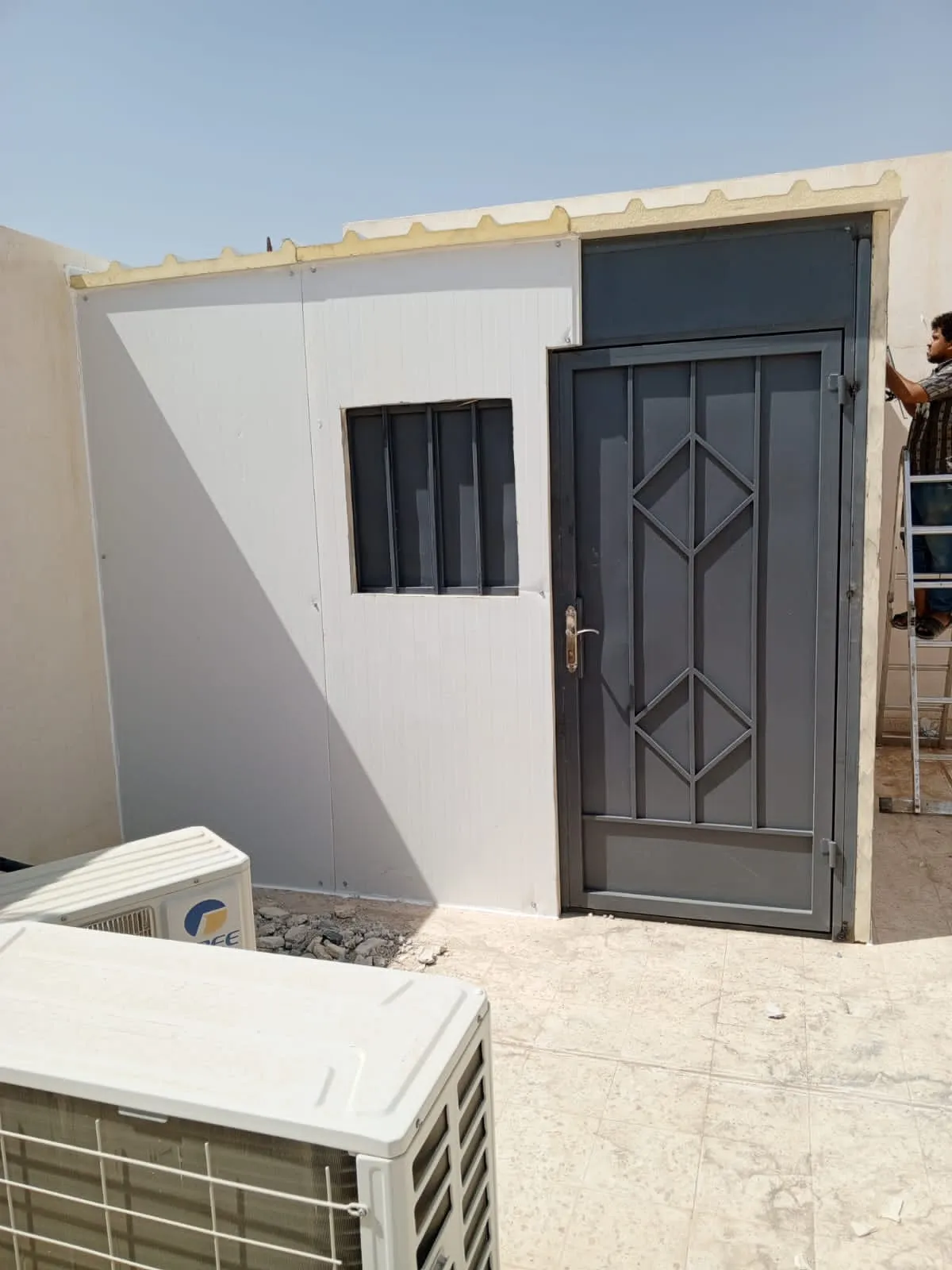 أفضل تركيب ملاحق ساندويتش بانل وأسمنت بورد في شمال الرياض