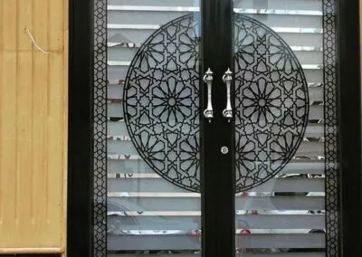 ورشة حدادة متكاملة لتركيب أبواب عالية الجودة في شمال الرياض