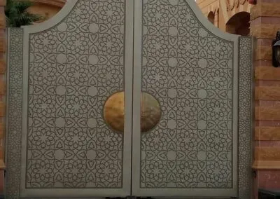 ورشة حدادة متكاملة لتركيب أبواب عالية الجودة في شمال الرياض