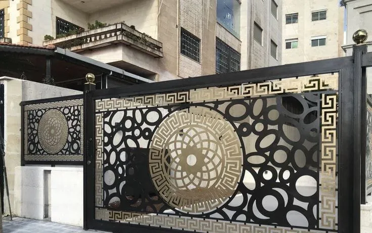 ورشة حدادة متكاملة لتركيب أبواب عالية الجودة في شمال الرياض