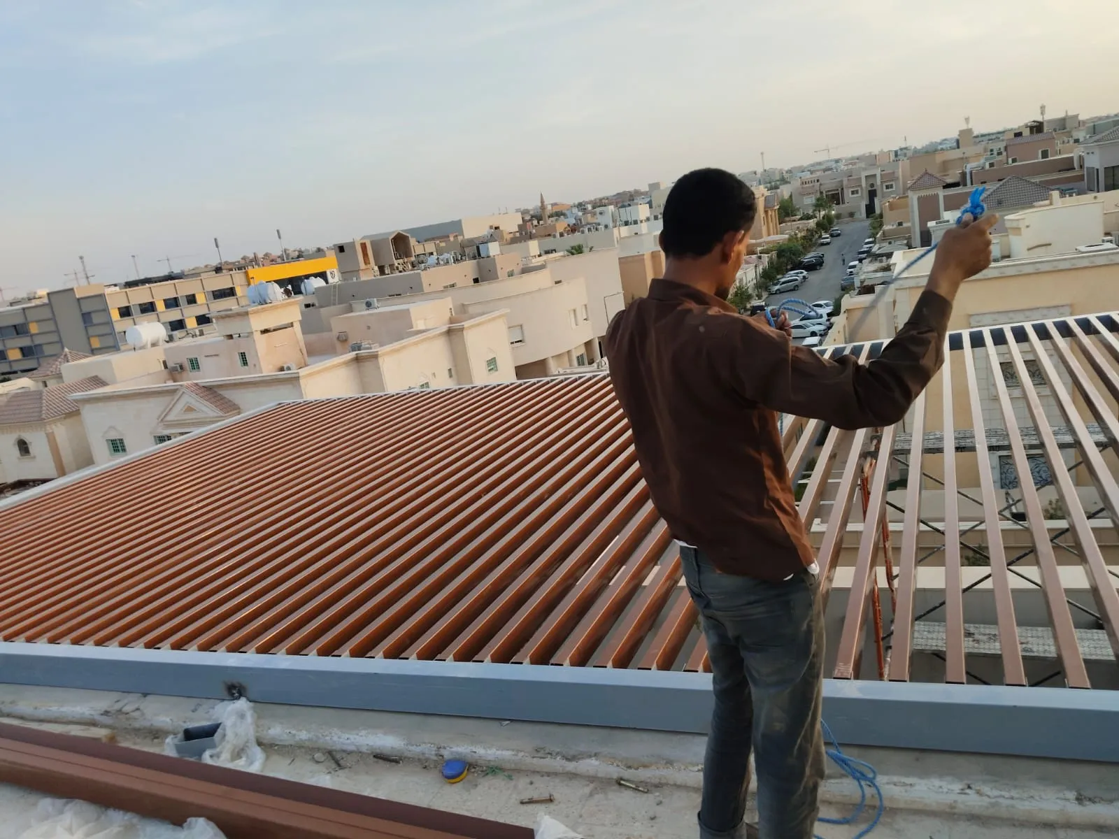 تركيب مظلات خشبية وحديدية متحركة في حي العليا 