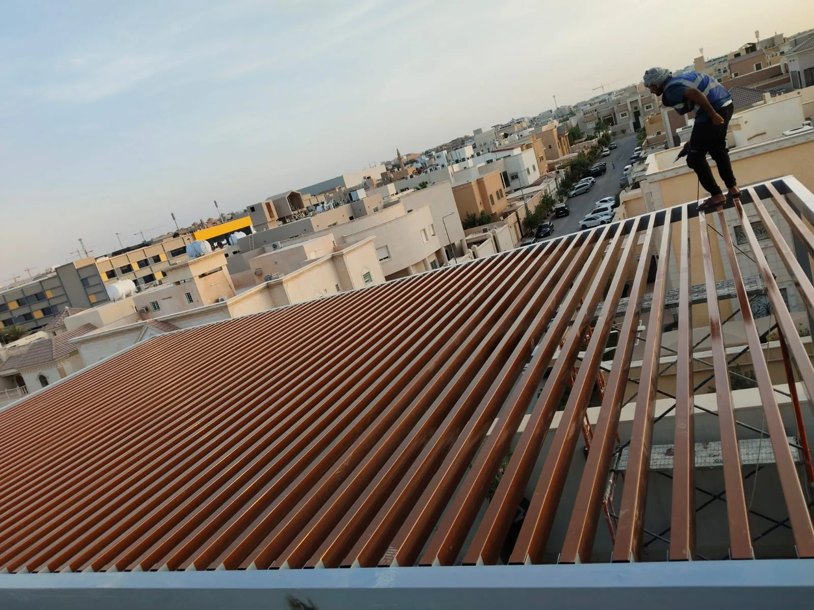 تركيب مظلات خشبية وحديدية متحركة في حي العليا 