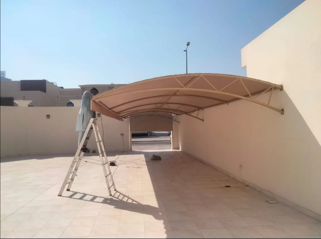 تركيب مظلات سيارات حديثة في حي الروضه