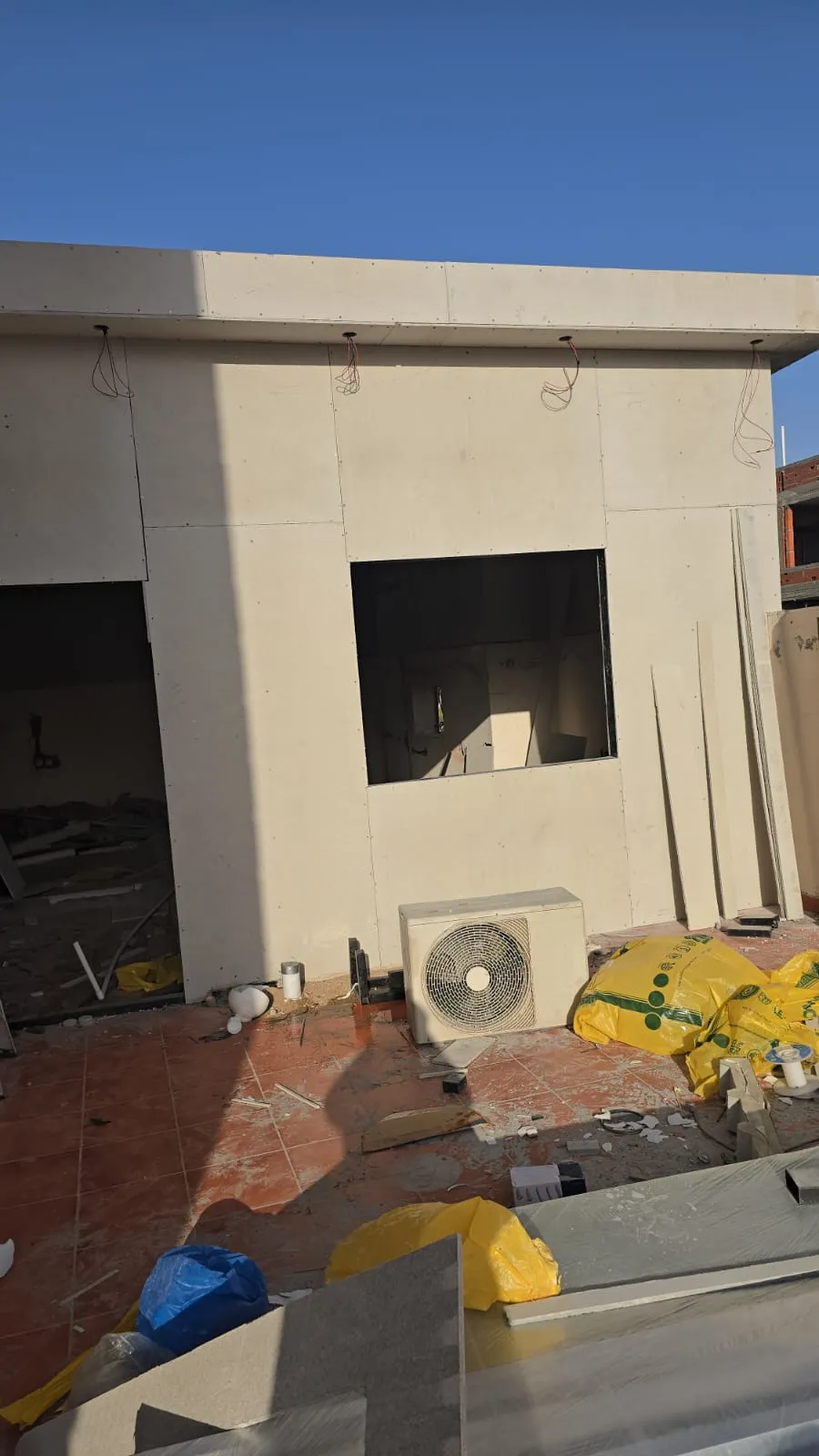 مقاول بناء ملاحق خارجية حديثة في الرياض 