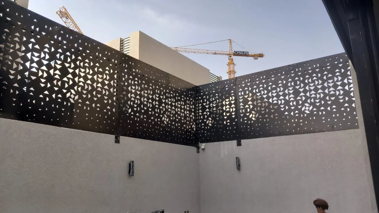 تركيب مظلات وسواتر في غرب الرياض