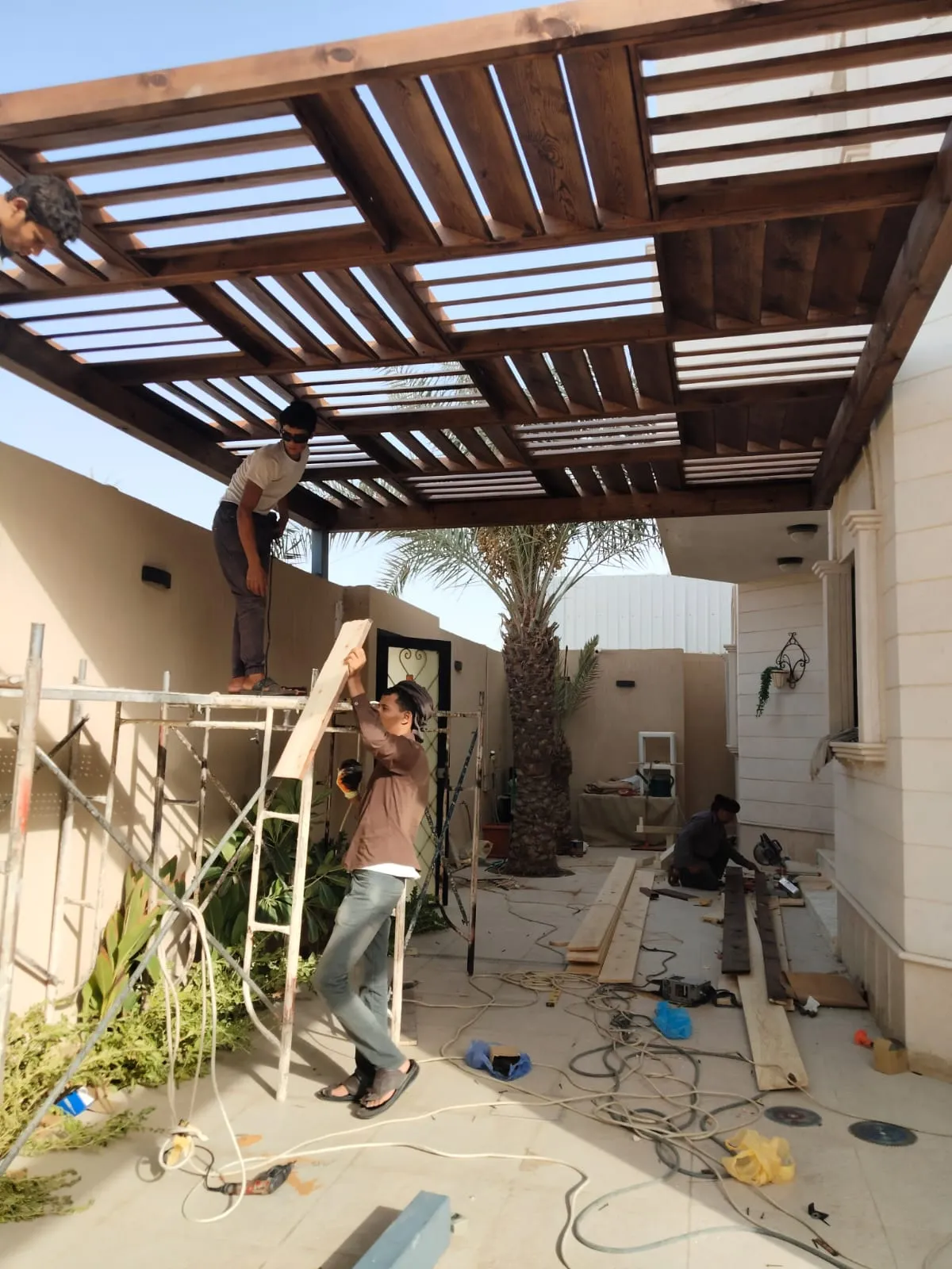 مظلات حديدية وخشبيه حي العينه بالرياض 