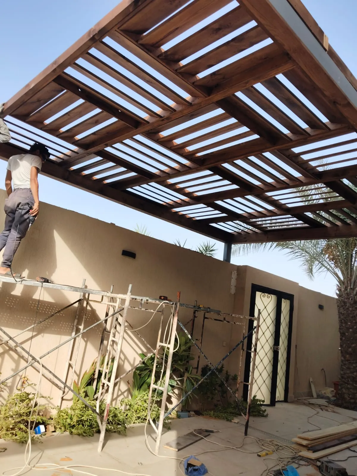 مظلات حديدية وخشبيه حي العينه بالرياض 