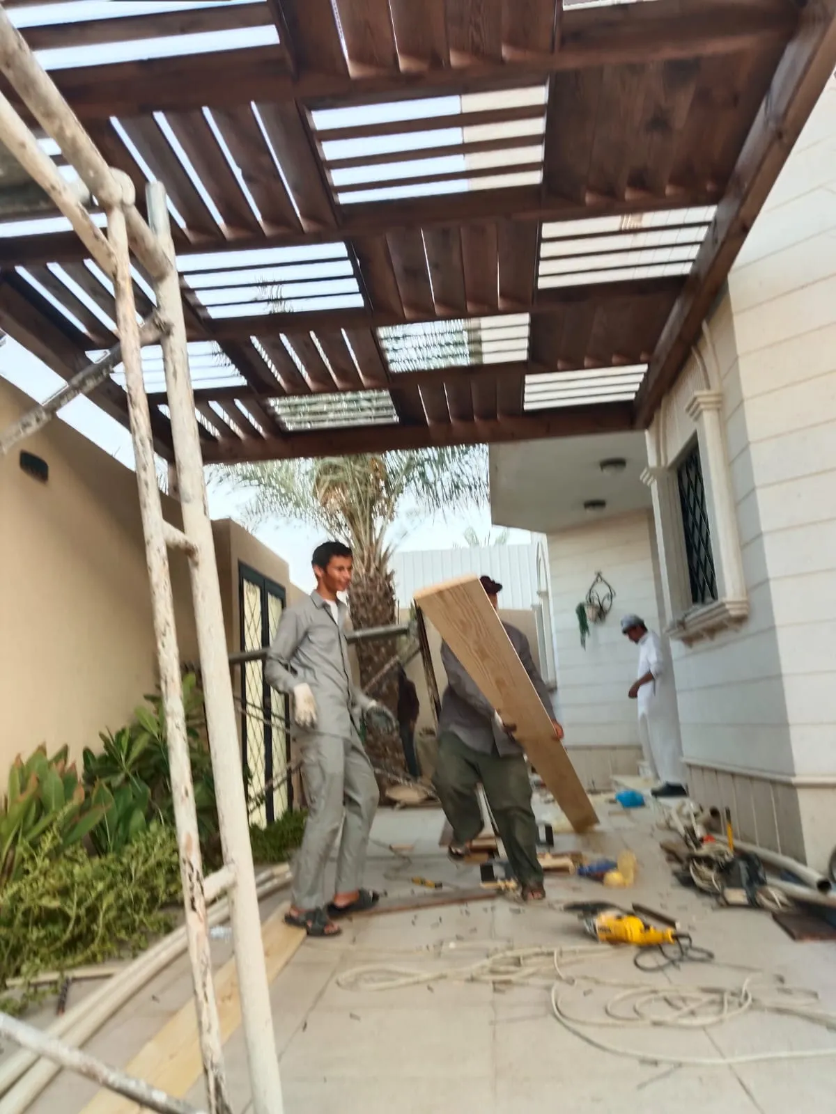 مظلات حديدية وخشبيه حي العينه بالرياض 
