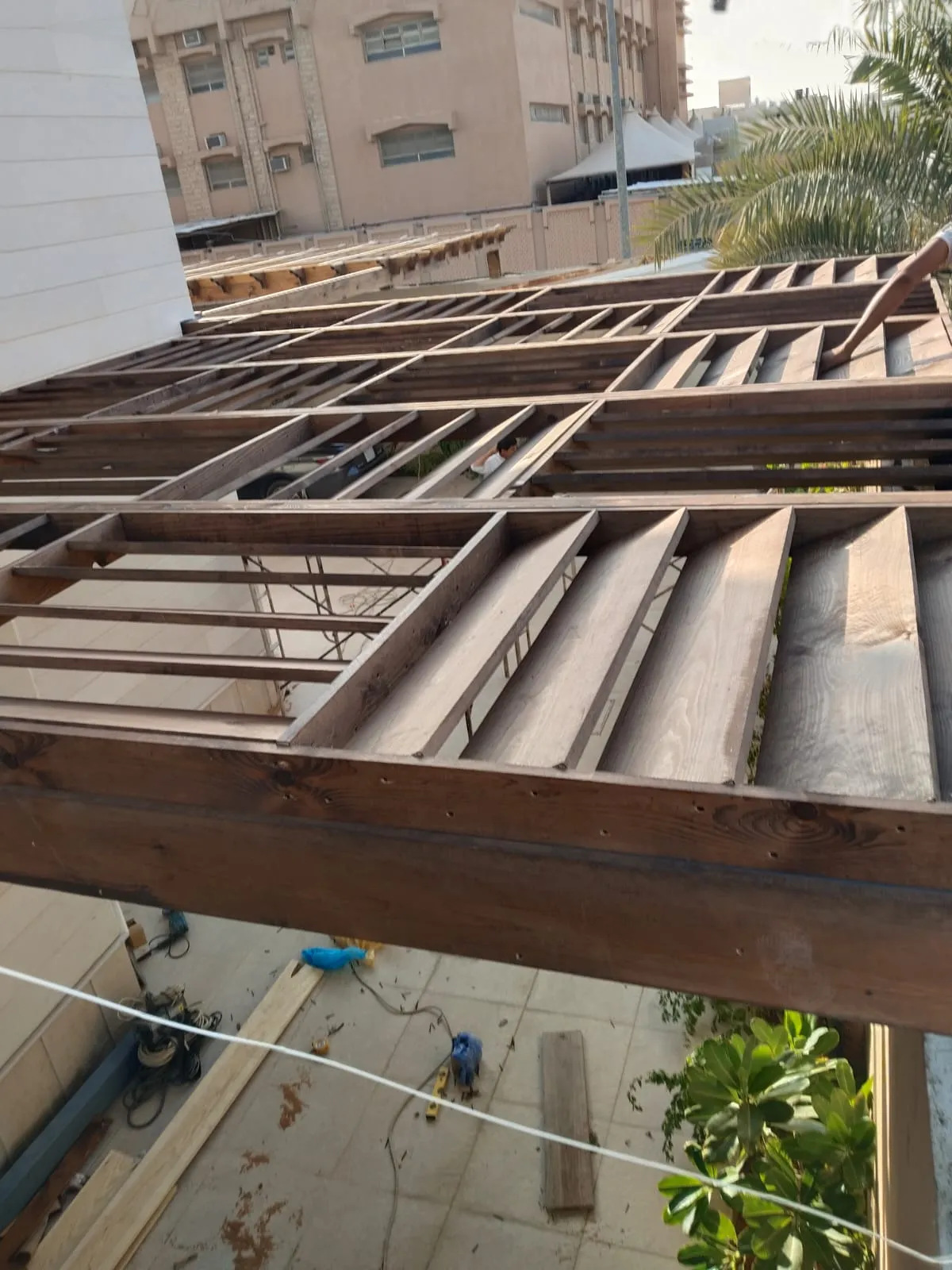 مظلات حديدية وخشبيه حي العينه بالرياض 