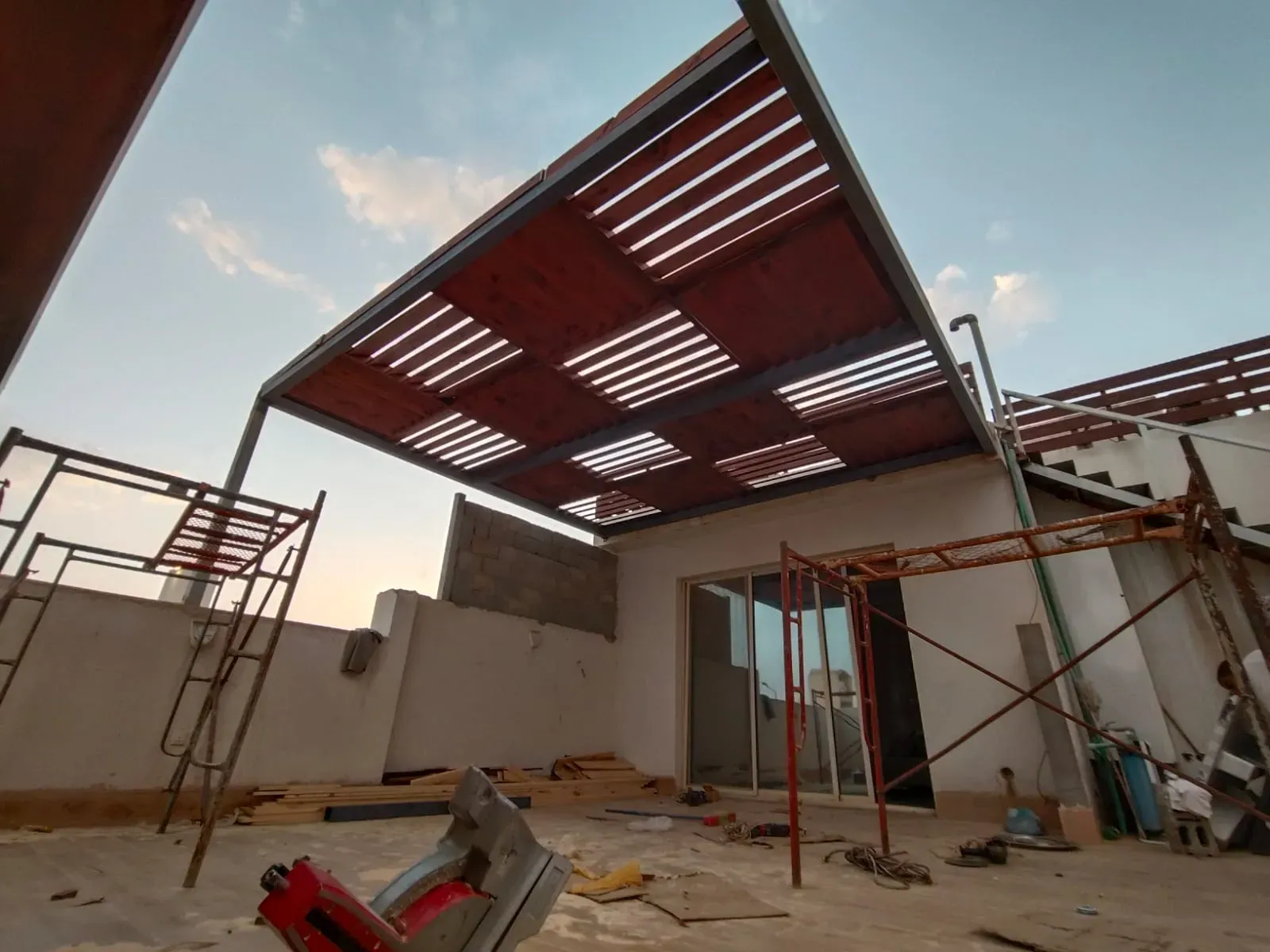 مظلات وسواتر حي النخيل بشمال الرياض 