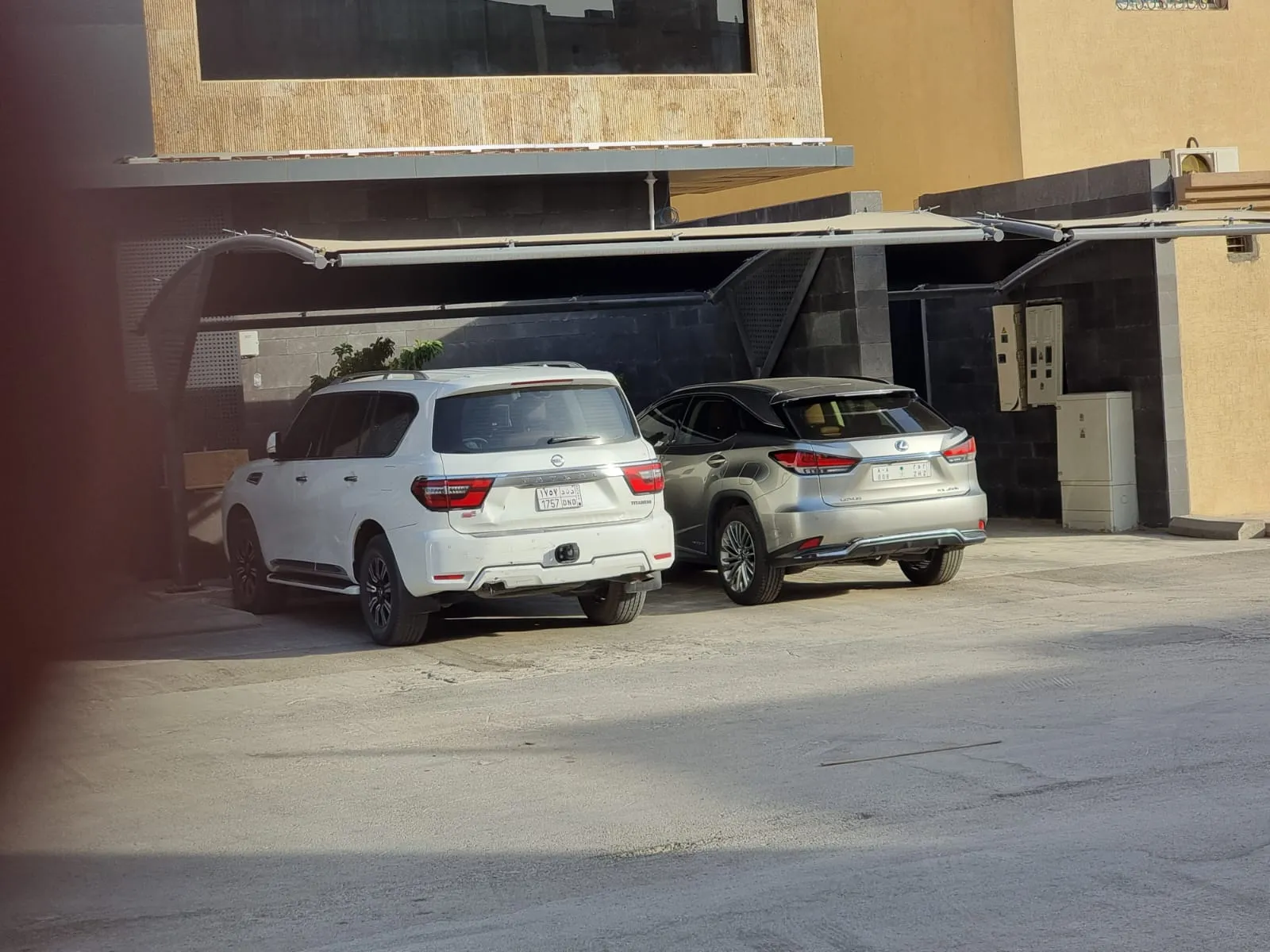 مظلات وسواتر حي النخيل بشمال الرياض 